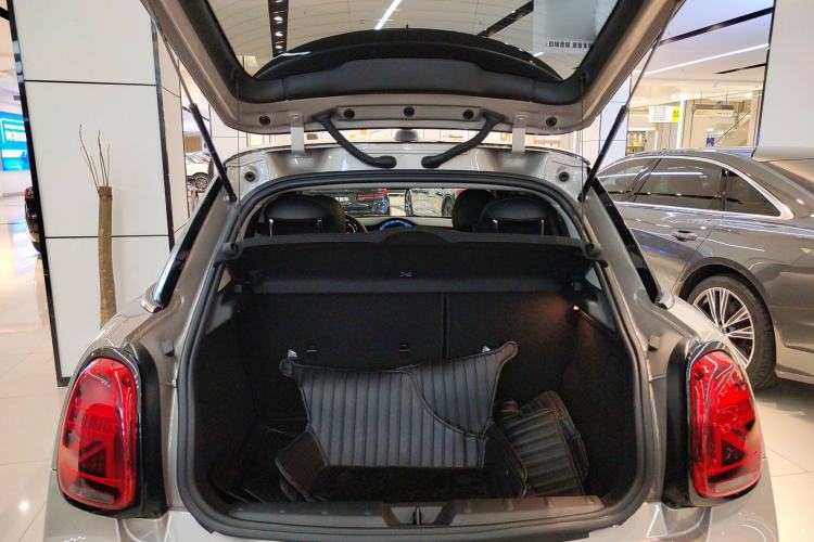 Used MINI 2022 2.0T COOPER S Classic Edition Five-Door Version Trunk