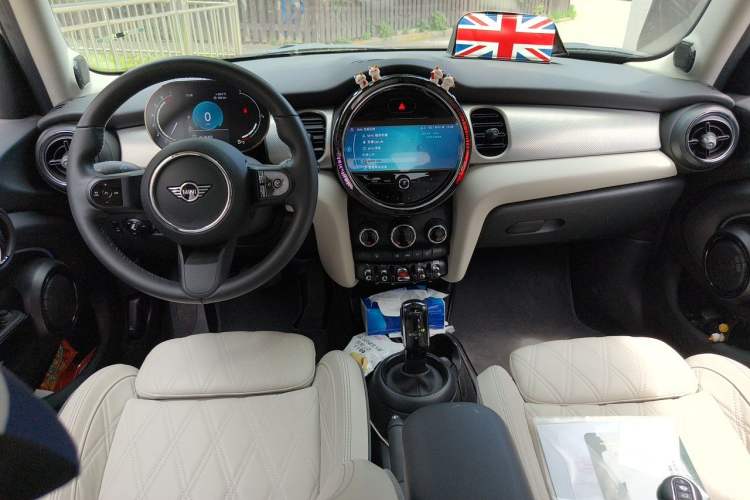 Used MINI 2022 1.5T COOPER Artist Five-Door Edition Center Console