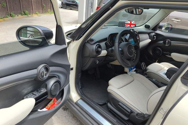 Used MINI 2022 1.5T COOPER Artist Five-Door Edition Driver Seat