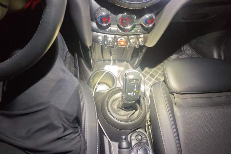 Used MINI 2022 Updated 1.5T COOPER Classic Edition Five-Door Version Gear Lever