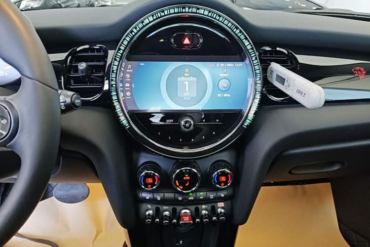 Used MINI 2022 Updated 1.5T COOPER Classic Edition Five-Door Version Audio And AC Panel