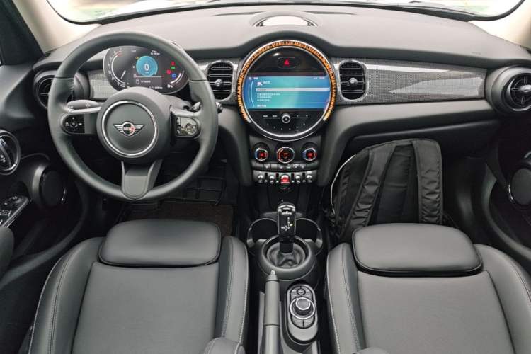 Used MINI 2022 Updated 1.5T COOPER Classic Edition Five-Door Version Center Console