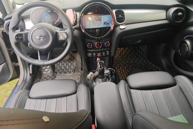 Used MINI 2022 Revised 2.0T COOPER S Artist Five-Door Edition Center Console