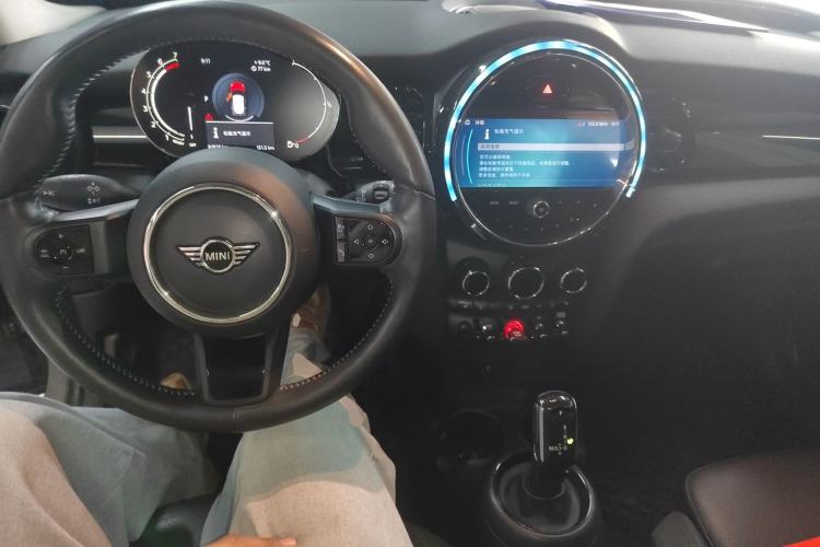 Used MINI 2022 1.5T COOPER Artist Five-Door Edition Center Console