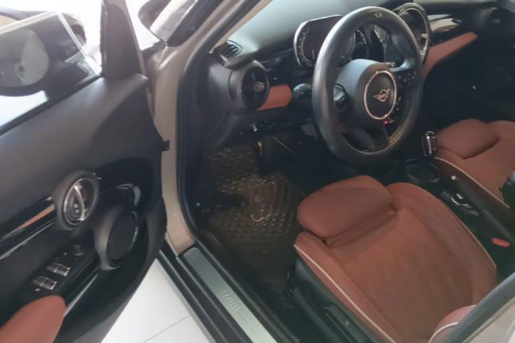 Used MINI 2022 1.5T COOPER Artist Five-Door Edition Driver Seat