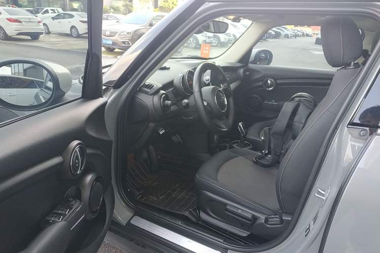 Used MINI 2022 Updated 1.5T ONE Five-Door PLUS Edition Driver Seat
