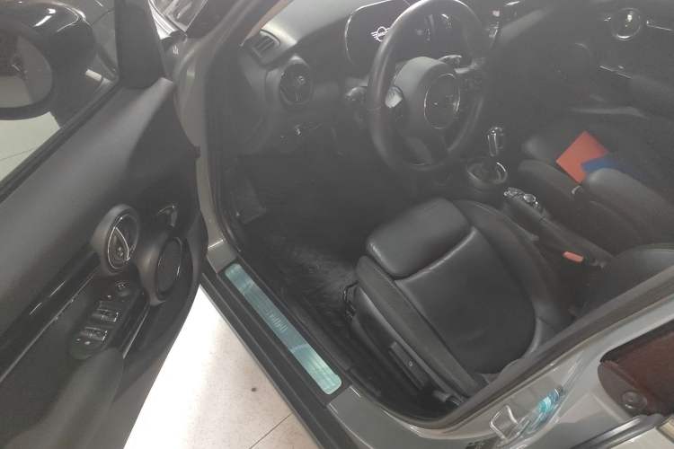 Used MINI 2022 1.5T COOPER Artist Five-Door Edition Driver Seat