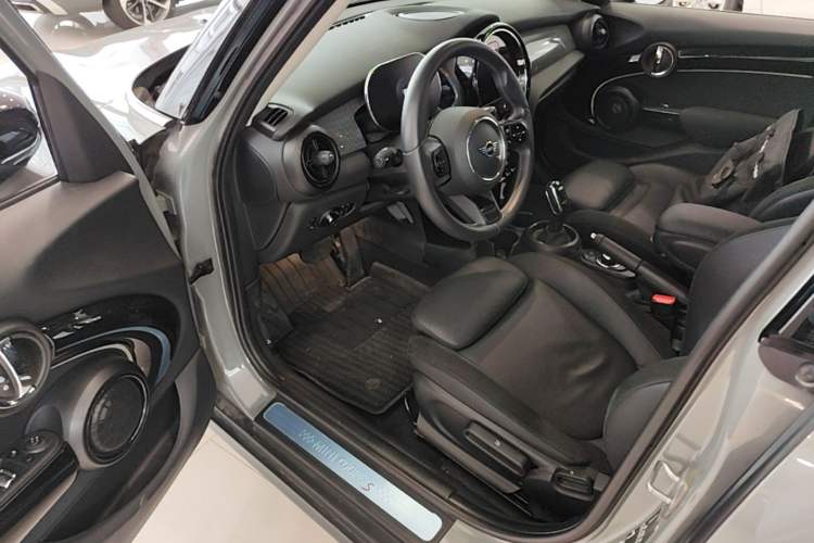 Used MINI 2022 Updated 2.0T COOPER S Classic Edition Five-Door Version Driver Seat