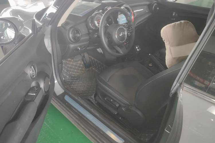 Used MINI 2022 1.5T ONE Driver Seat