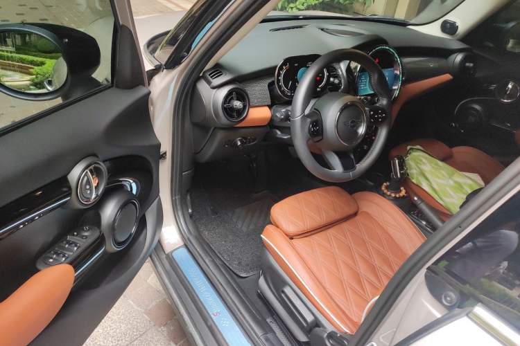 Used MINI 2022 Revised 2.0T COOPER S Artist Five-Door Edition Driver Seat