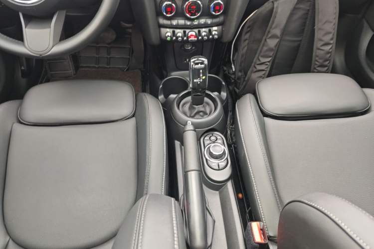 Used MINI 2022 Updated 1.5T COOPER Classic Edition Five-Door Version Gear Lever