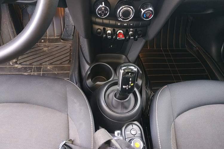 Used MINI 2022 Updated 1.5T ONE Five-Door PLUS Edition Gear Lever