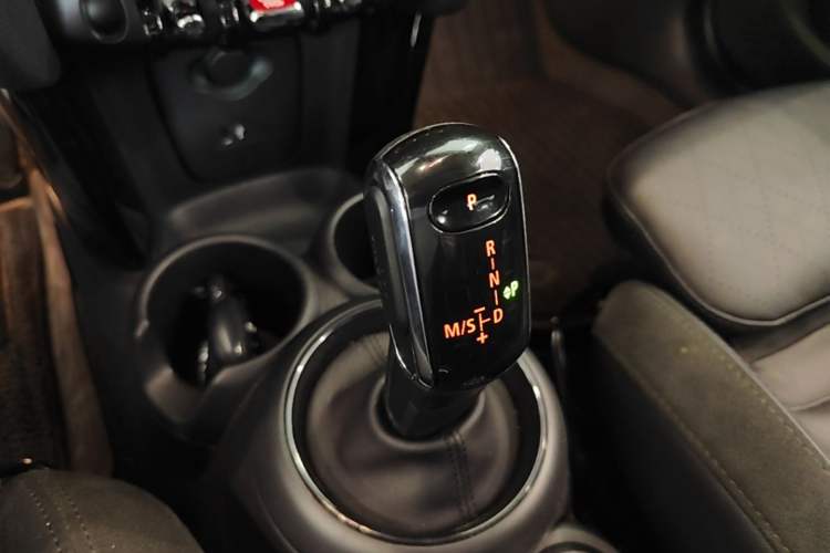 Used MINI 2022 Updated 2.0T COOPER S Classic Edition Five-Door Version Gear Lever