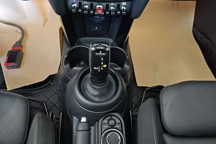 Used MINI 2022 Updated 1.5T COOPER Classic Edition Five-Door Version Gear Lever