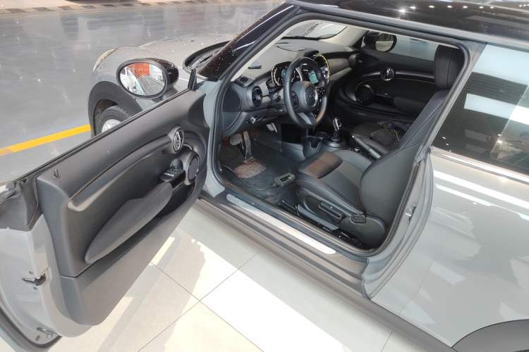 Used MINI 2022 1.5T COOPER Classic Edition Interior 3