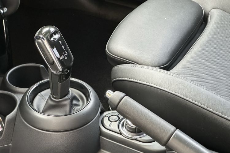 Used MINI 2022 1.5T COOPER Classic Edition Interior 5