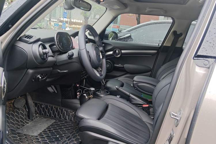 Used MINI 2022 Revised 2.0T COOPER S Artist Five-Door Edition Left Front Seat