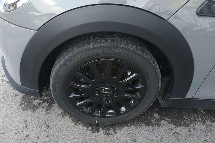 Used MINI 2022 Updated 1.5T ONE Five-Door PLUS Edition Left Front Wheel Hub