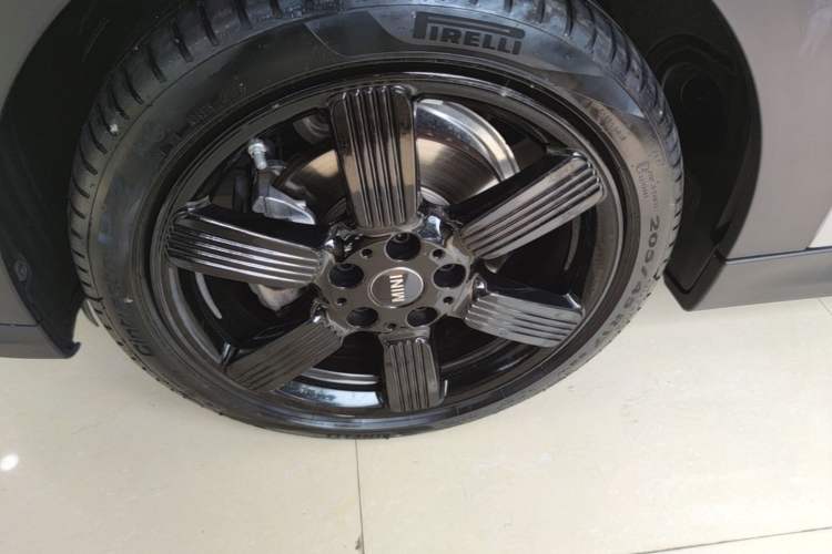 Used MINI 2022 Revised 1.5T COOPER CABRIO Classic Edition Left Front Wheel Hub
