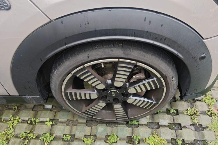Used MINI 2022 Revised 2.0T COOPER S Artist Five-Door Edition Right Front Wheel Hub