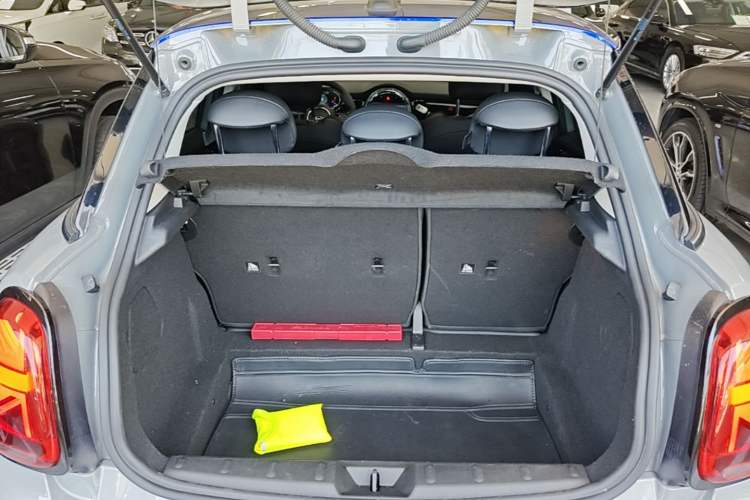 Used MINI 2022 Updated 1.5T COOPER Classic Edition Five-Door Version Trunk