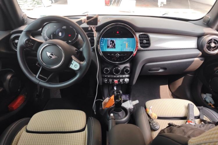 Used MINI 2022 1.5T COOPER Obsession Special Edition Five-Door Version Center Console