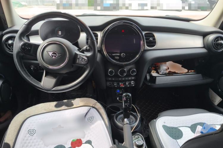 Used MINI 2022 Updated 1.5T COOPER Classic Edition Five-Door Version Center Console
