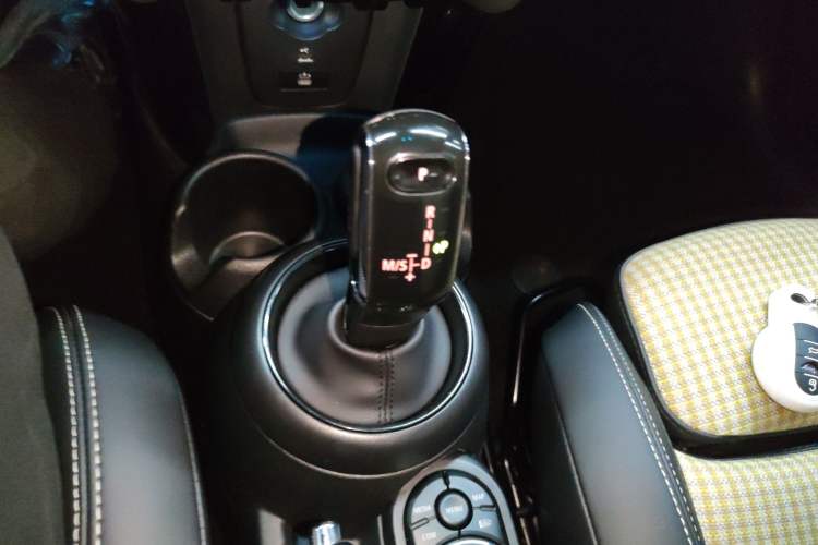 Used MINI 2022 2.0T COOPER S Obsession Special Edition Five-Door Version Gear Lever
