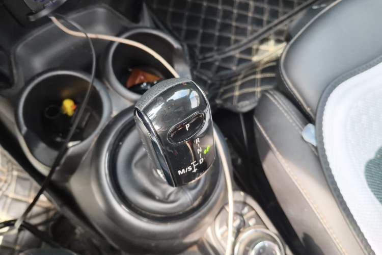 Used MINI 2022 Updated 1.5T COOPER Classic Edition Five-Door Version Gear Lever