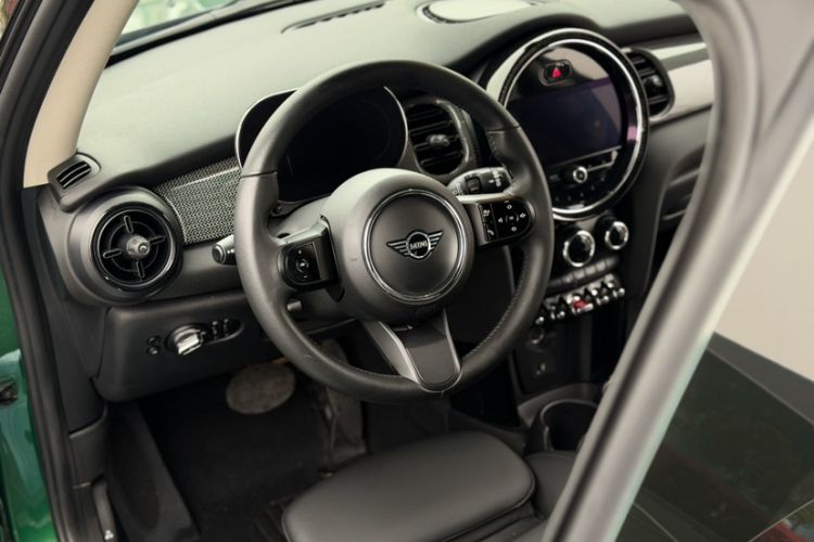 Used MINI 2022 1.5T COOPER Classic Edition Interior 3