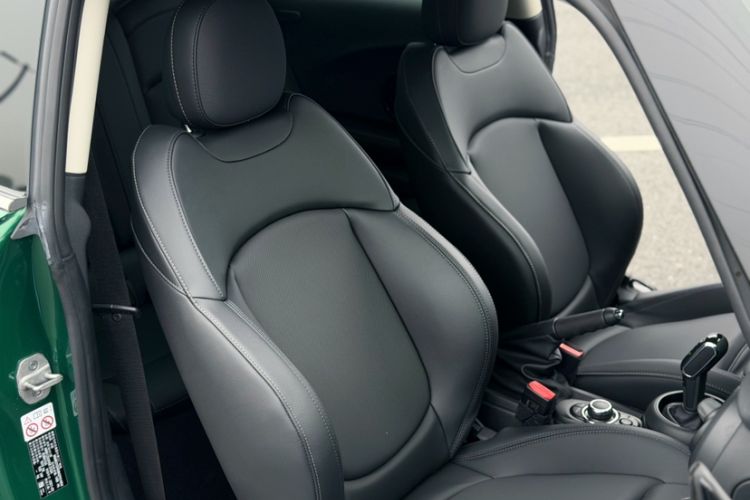 Used MINI 2022 1.5T COOPER Classic Edition Interior 6