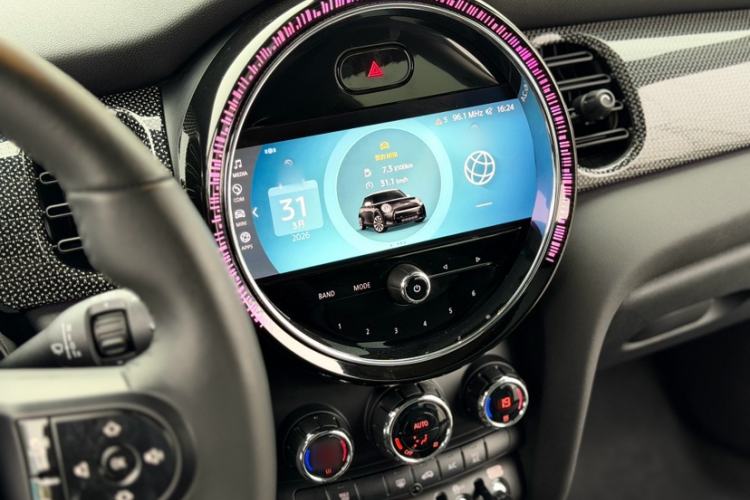 Used MINI 2022 1.5T COOPER Classic Edition Interior 7