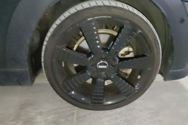 Used MINI 2022 2.0T COOPER S Obsession Special Edition Five-Door Version Right Front Wheel Hub