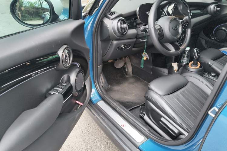 Used MINI 2022 Revised 2.0T COOPER S Artist Five-Door Edition Driver Seat