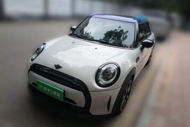 Used MINI 2022 Mini Cooper five-seat, five-door model, with automatic climate control and front‑and‑rear parking sensors.