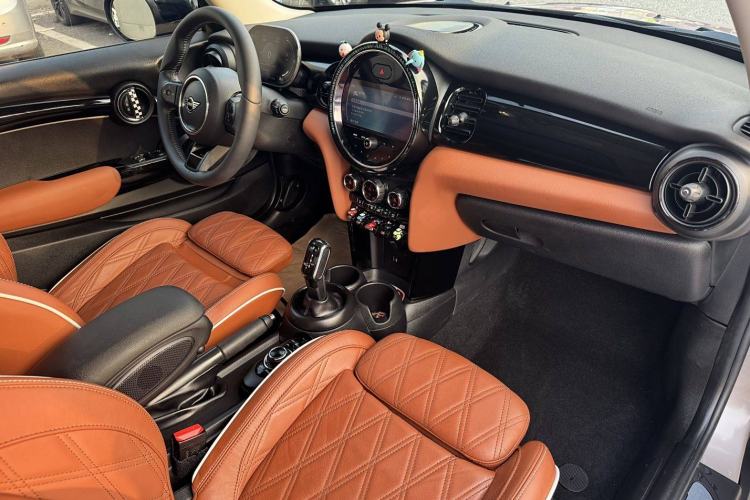 Used MINI 2022 Updated 1.5T COOPER Artist Interior 11