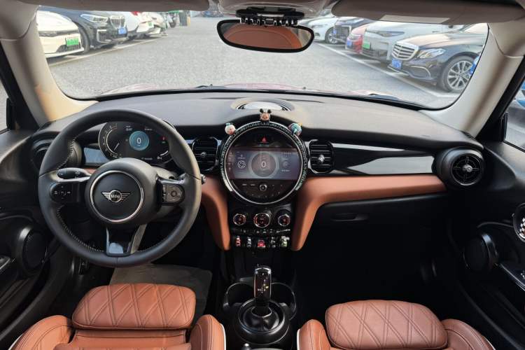 Used MINI 2022 Updated 1.5T COOPER Artist Interior 7