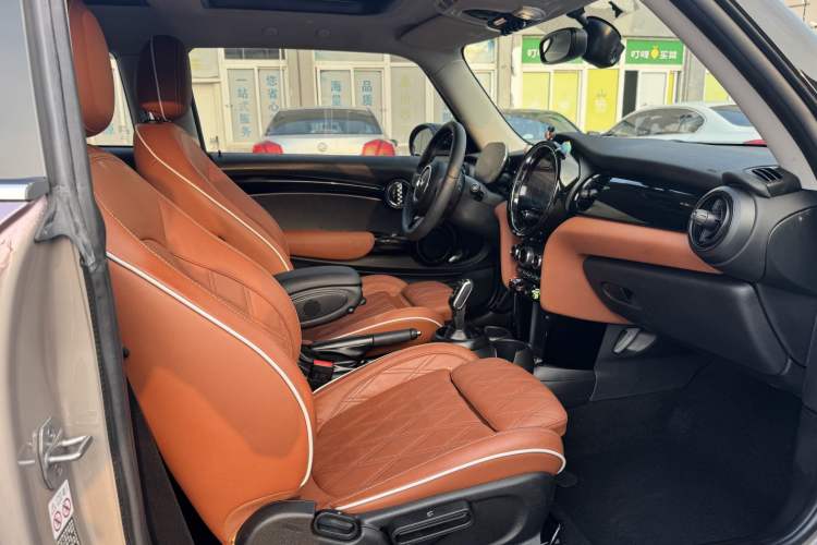Used MINI 2022 Updated 1.5T COOPER Artist Interior 9