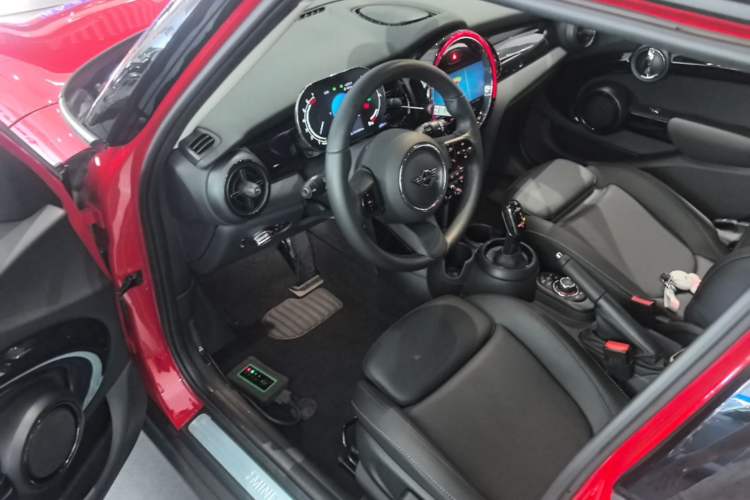 Used MINI 2022 1.5T COOPER Artist Five-Door Edition Driver Seat