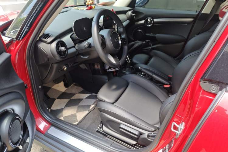 Used MINI 2022 Updated 1.5T COOPER Classic Edition Five-Door Version Driver Seat