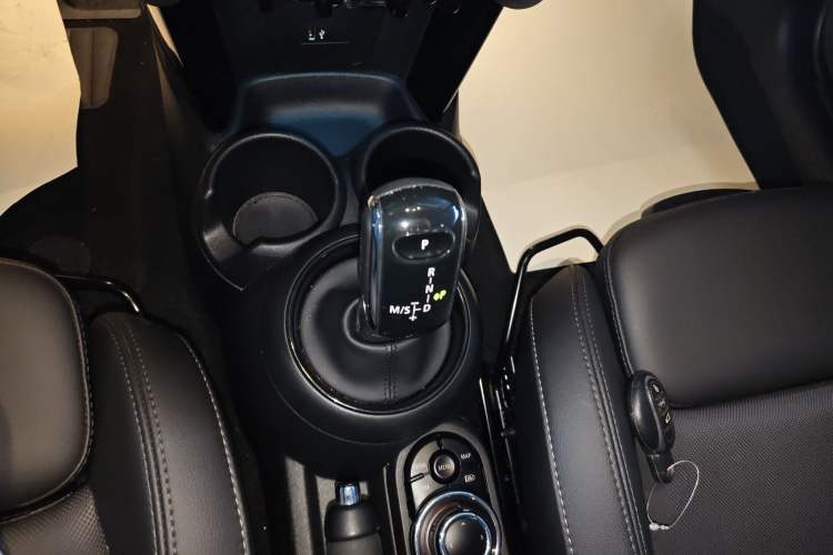 Used MINI 2022 1.5T COOPER Classic Edition Five-Door Version Gear Lever