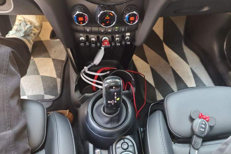 Used MINI 2022 Updated 1.5T COOPER Classic Edition Five-Door Version Gear Lever