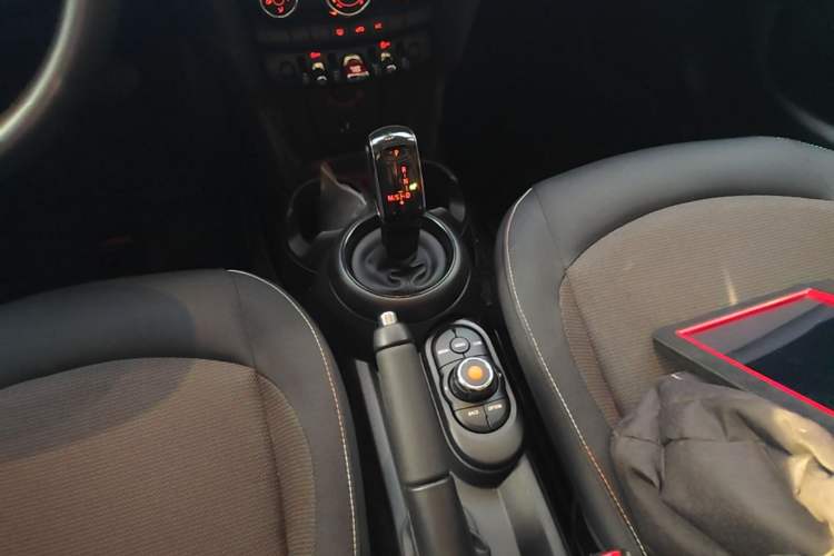 Used MINI 2022 Updated 1.5T ONE Five-Door PLUS Edition Gear Lever