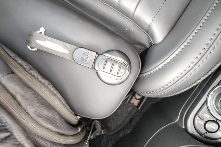 Used MINI 2022 Updated 2.0T COOPER S Artist Interior 1