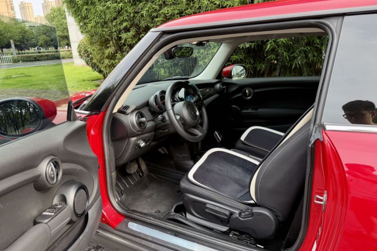Used MINI 2022 Updated 1.5T ONE Interior 2