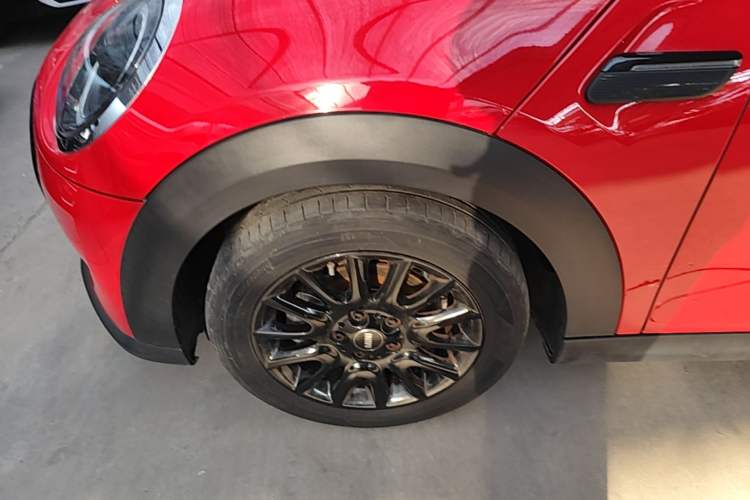 Used MINI 2022 Updated 1.5T ONE Five-Door PLUS Edition Left Front Wheel Hub