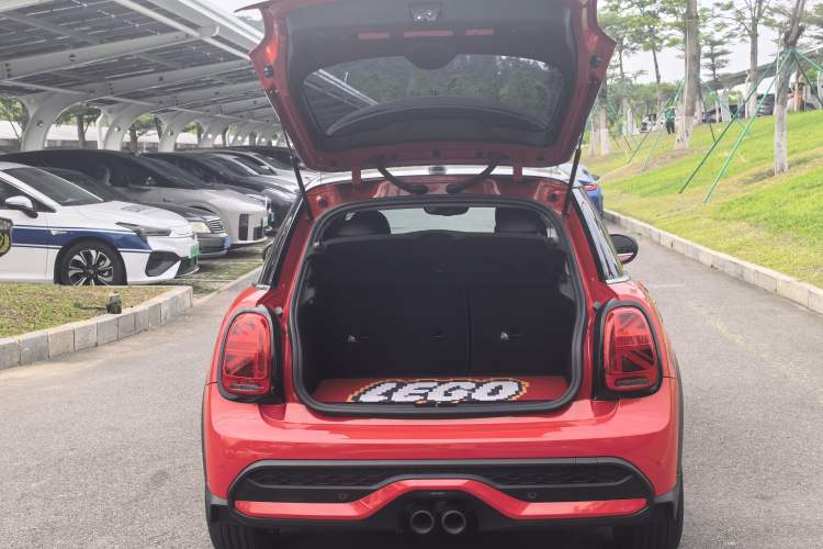 Used MINI 2022 Updated 2.0T COOPER S Classic Edition Five-Door Version Trunk