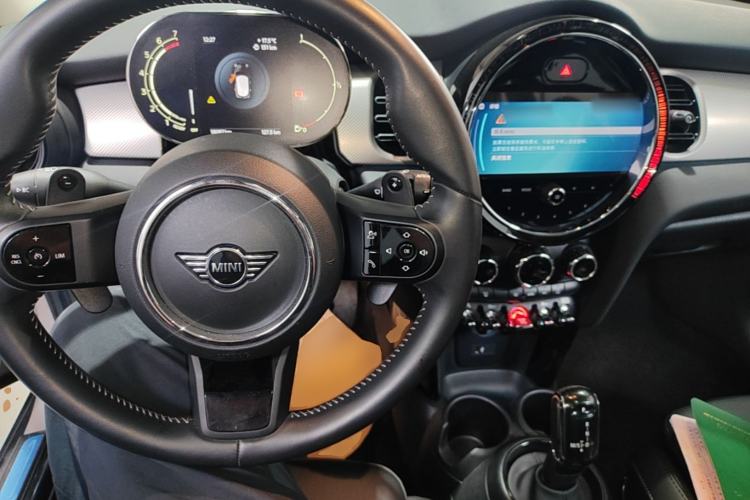 Used MINI 2022 Updated 2.0T COOPER S Classic Edition Five-Door Version Center Console