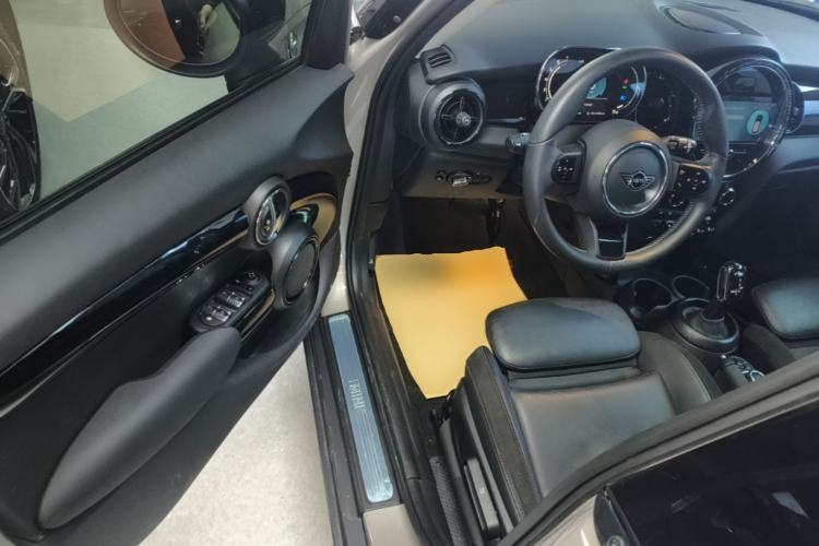 Used MINI 2022 1.5T COOPER Artist Five-Door Edition Driver Seat