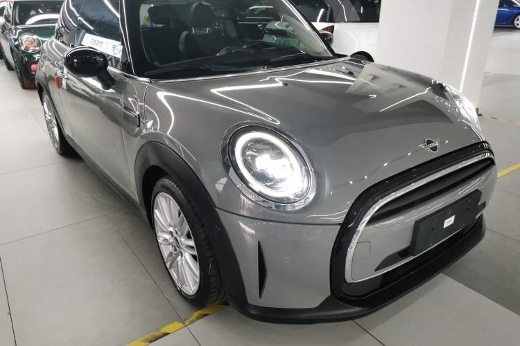 Used MINI 2022 Updated 1.5T COOPER Classic Edition Front Right 45 Deg